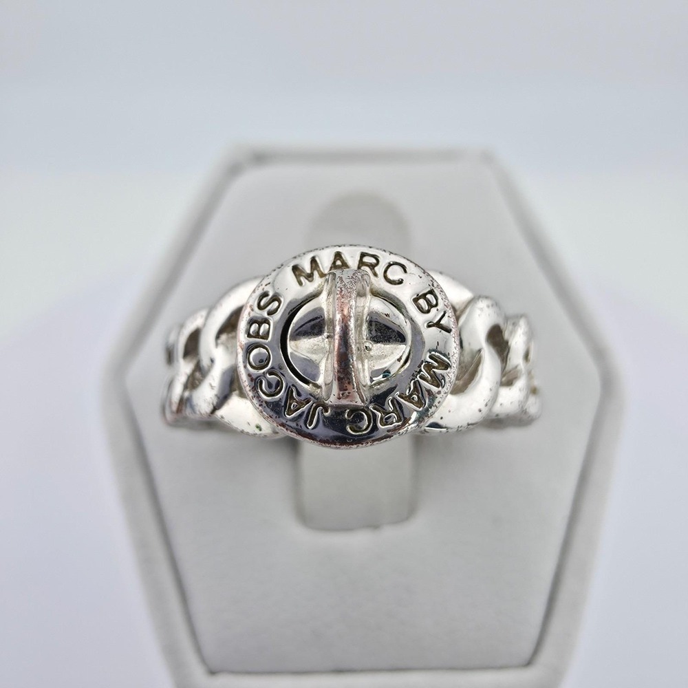 MARC JACOBS Katie Turnlock Ring Curb Chain Medallion Logo Silver Plated Size 6